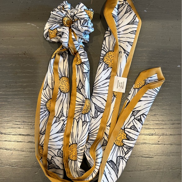 Daisy Floral Scarf Scrunchie - Picture 2 of 7